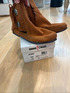 Minnetonka Women's Two-Button Suede Moccasin Boot - Chestnut Brown